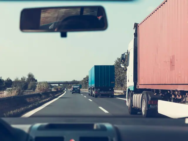 Caminhões na rodovia, vistos de dentro de um carro